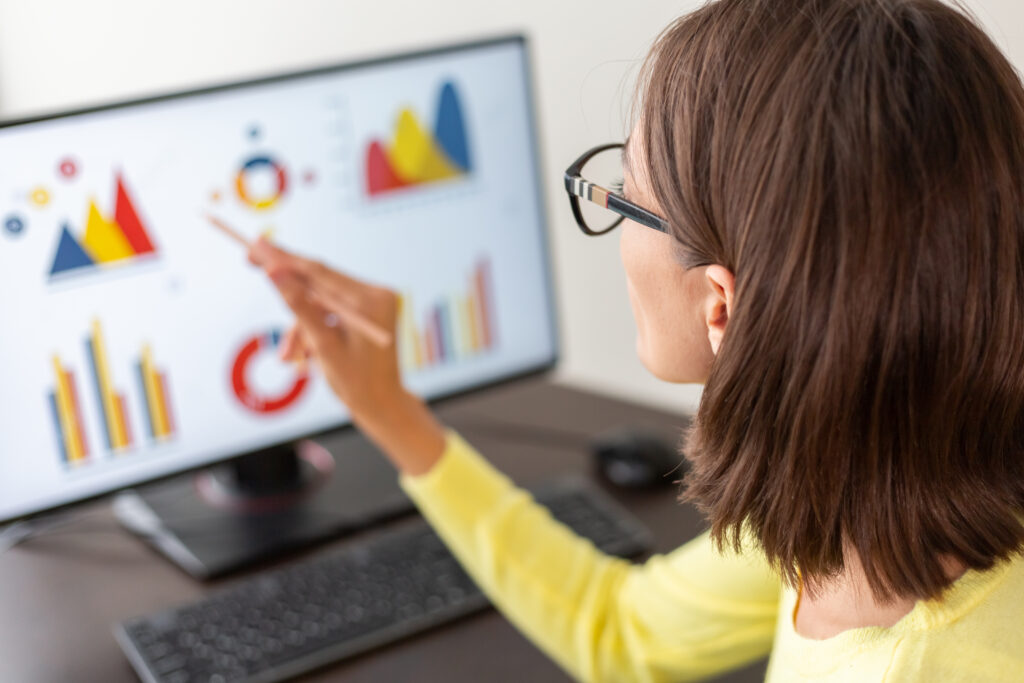 mujer revisando dashboard de posicionamiento corporativo