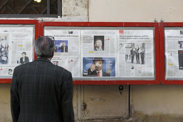 Hombre viendo un clipping de prensa