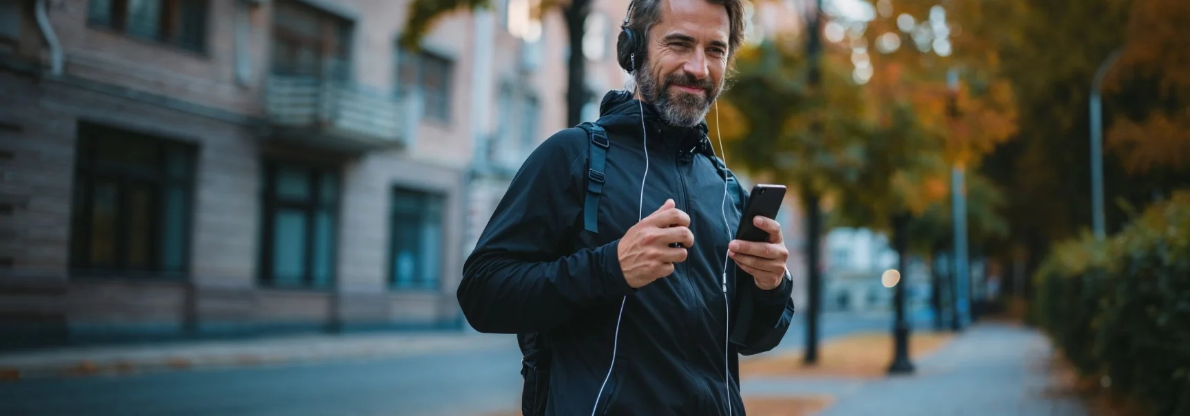 Hombre con auriculares esuchando dossieres locutados