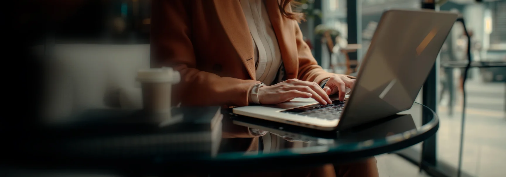 mujer escribiendo en el ordenador