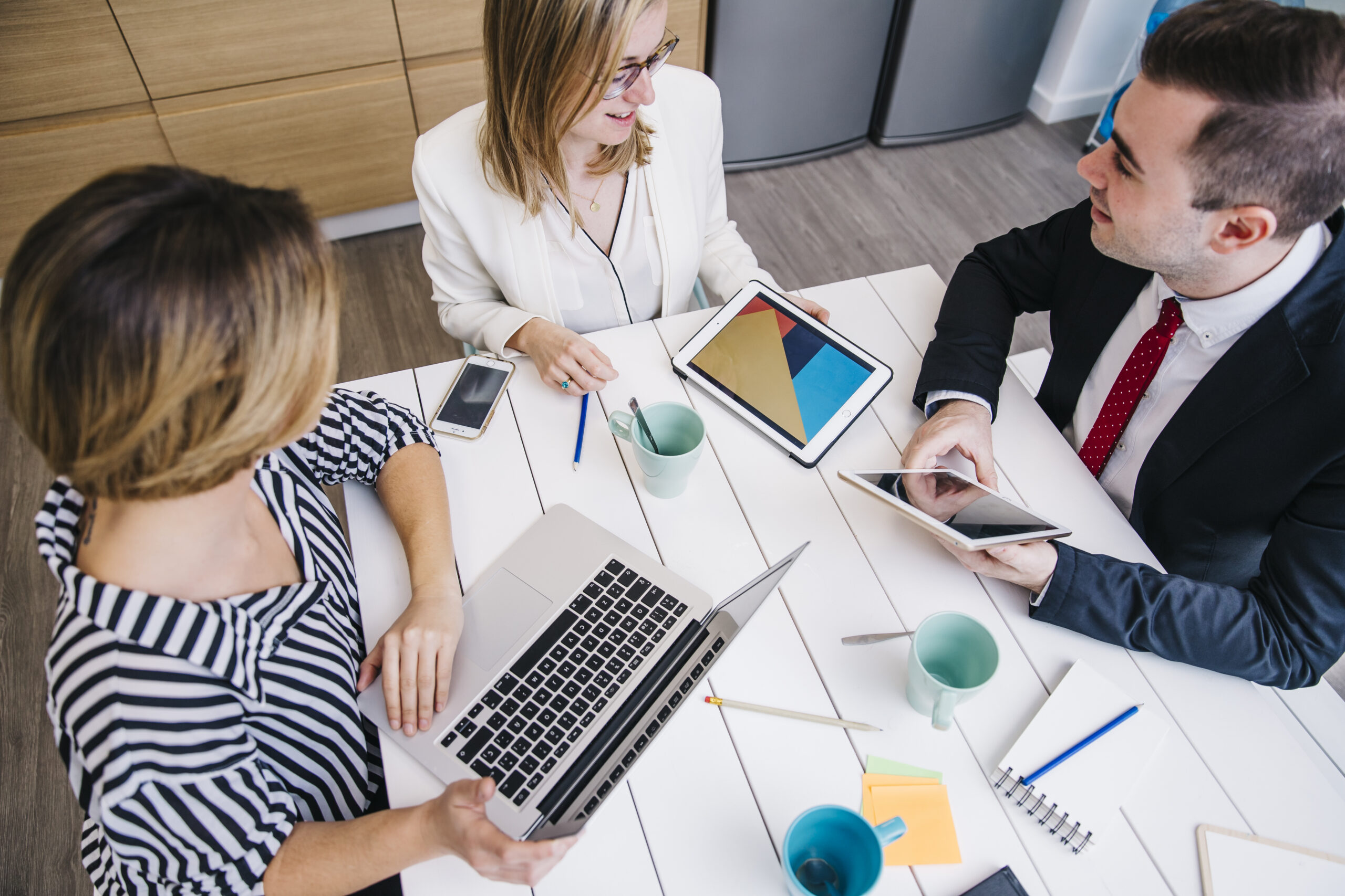 grupo de personas compartiendo ideas para plan de comunicacion corporativa